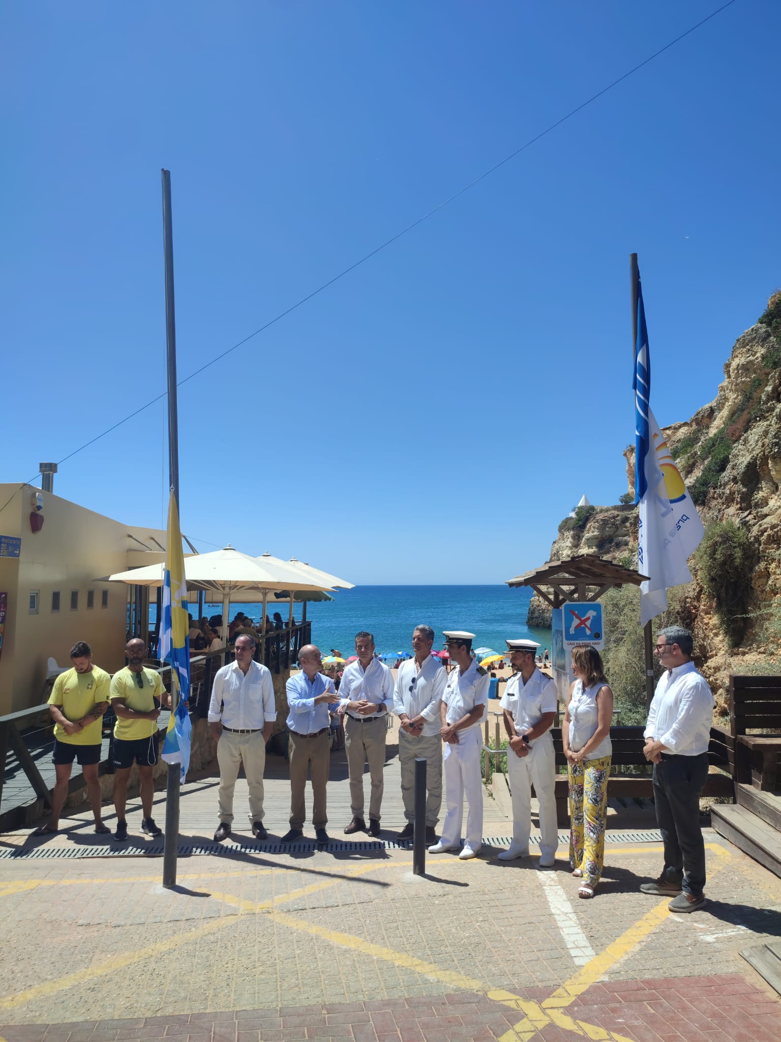 Featured image for “A bandeira “Praia Qualidade de Ouro 2023” foi hasteada na Praia de Nossa Senhora da Rocha, em Lagoa”