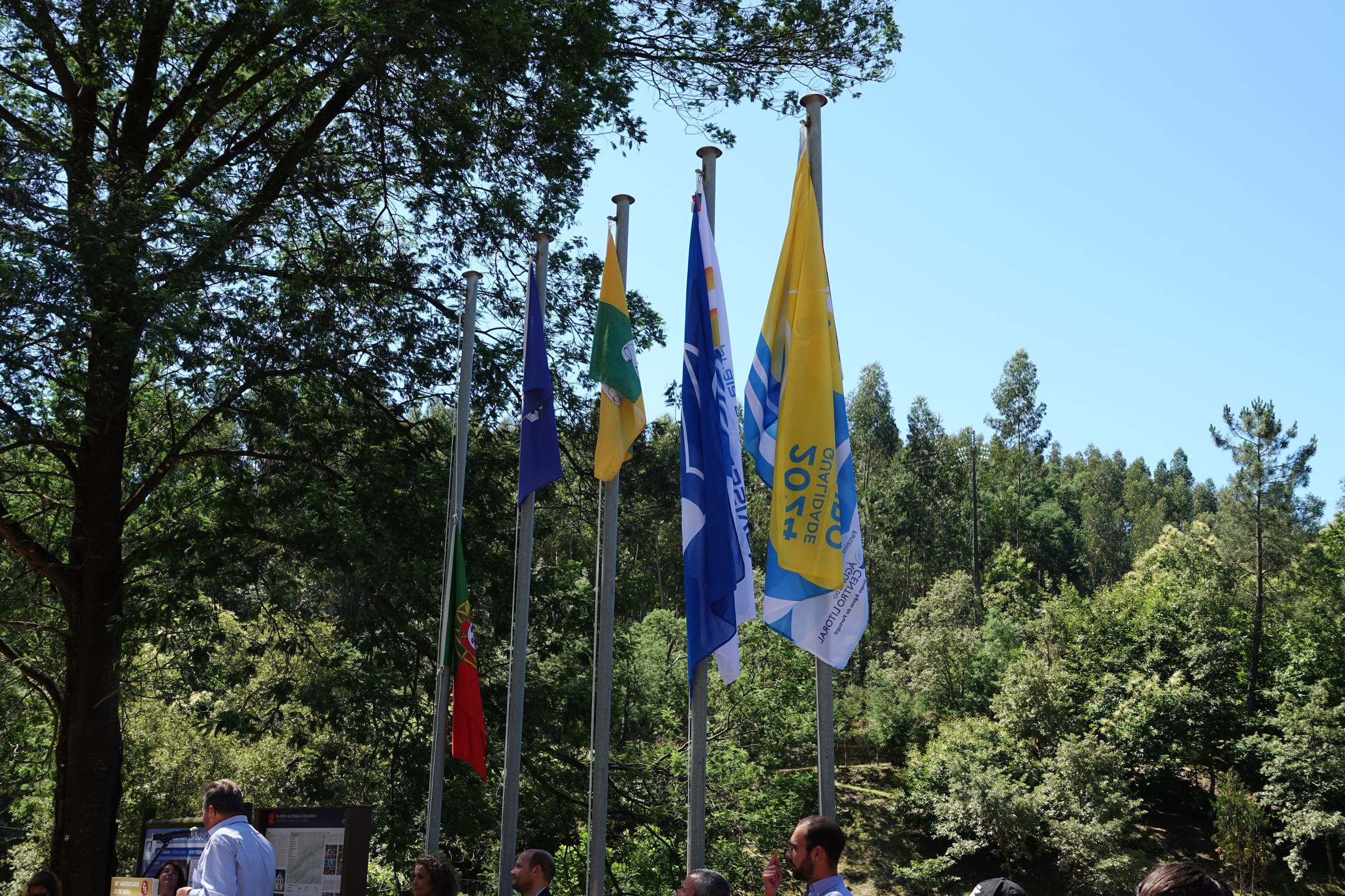 Featured image for “Bandeira “Qualidade de Ouro 2024” hasteada na praia fluvial da Louçainha, em Penela”