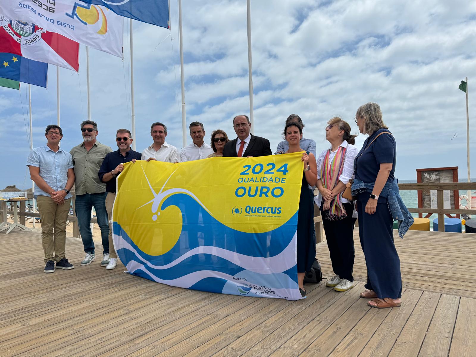 Featured image for “Bandeira “Qualidade de Ouro 2024” hasteada na praia de Faro”