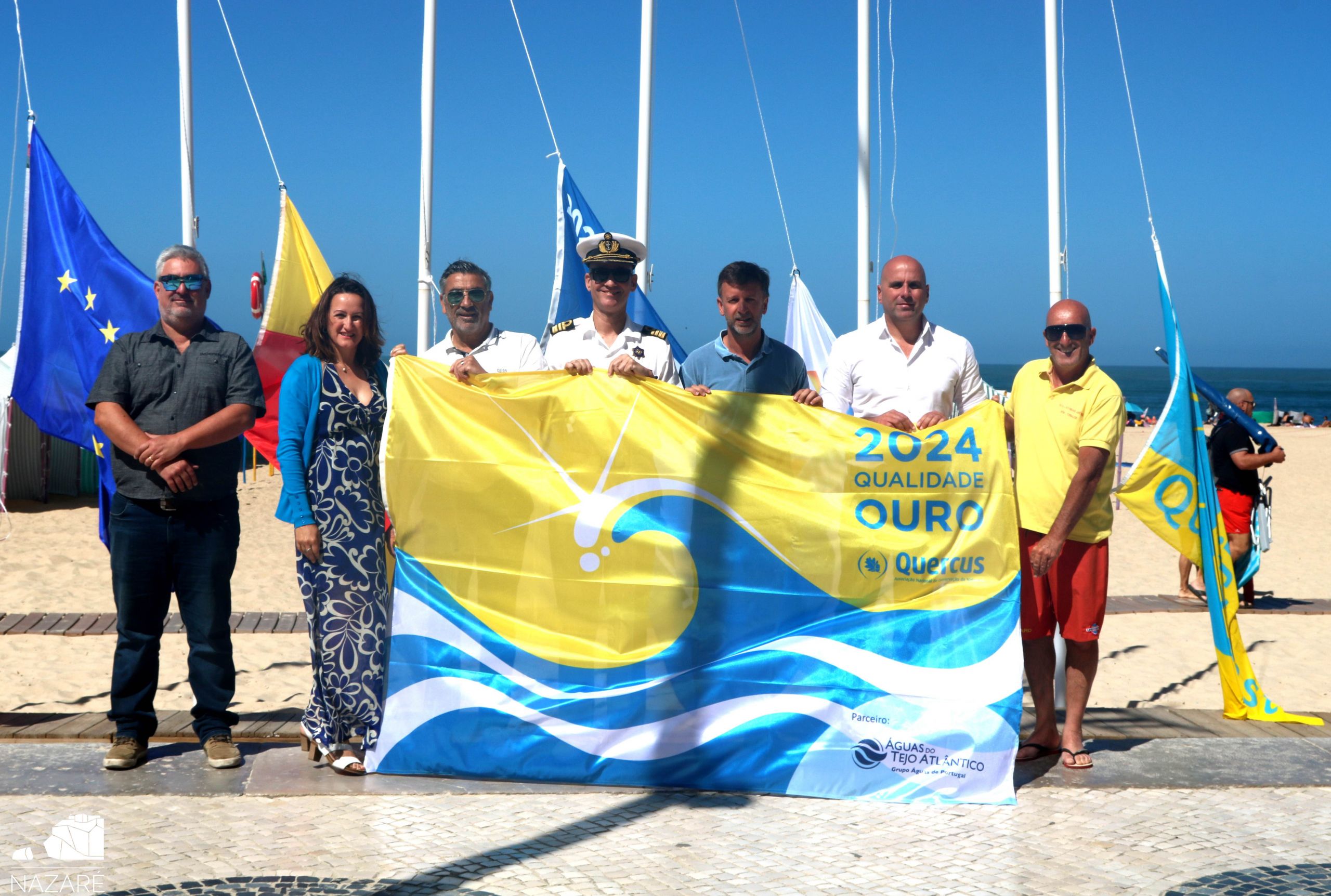 Featured image for “Bandeira “Qualidade de Ouro 2024” hasteada na praia da Nazaré”